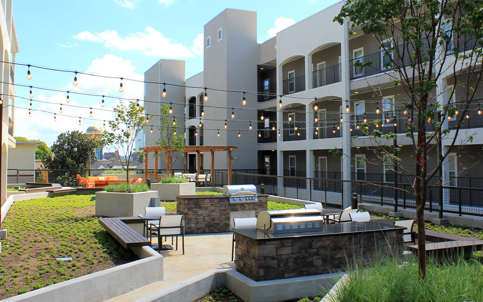 The Knox apartment community courtyard in Knoxville